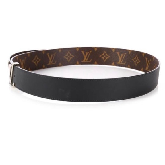 Louis Vuitton Black Leather and Monogram
Canvas Reversable Initials Belt. - Picture 5 of 7
